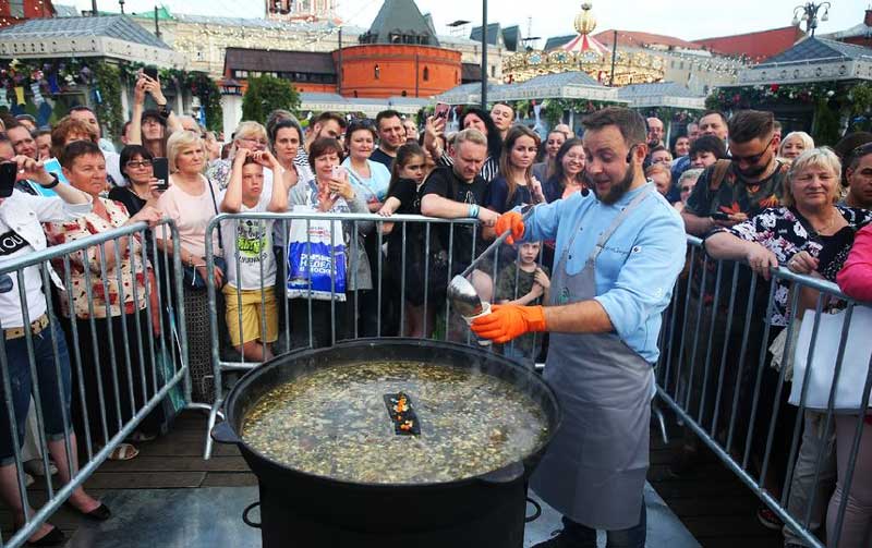 Кулинарное шоу: в центре Москвы сварили 100 литров ухи