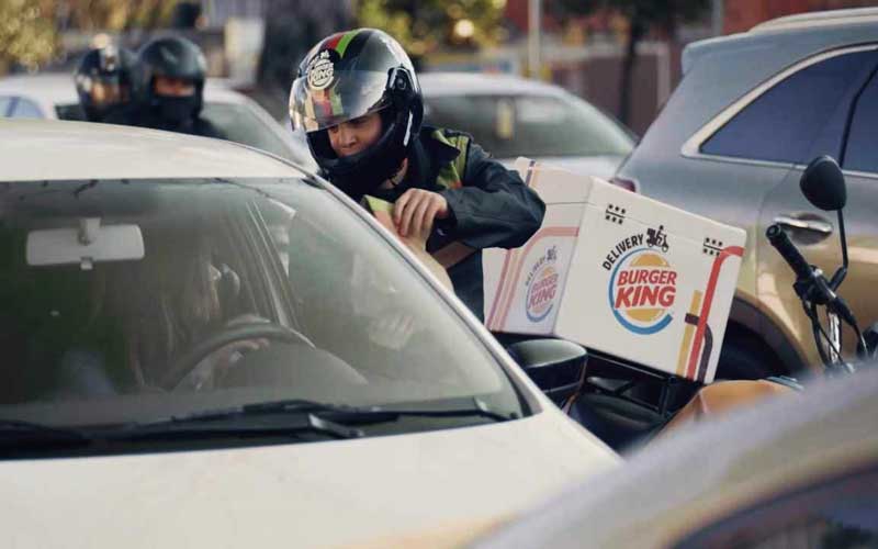 Burger King практикуется доставлять еду до автомобиля в дорожных пробках