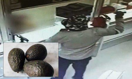 Преступник "вооружился" авокадо и ограбил два банка