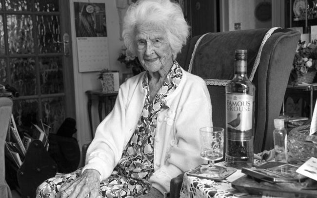 Умерла 112-летняя британка имеющая привычку пить виски на ночь