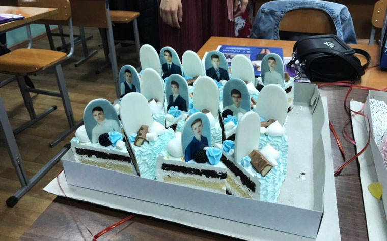 В последний путь: для выпускников школы приготовили торт с "надгробиями"