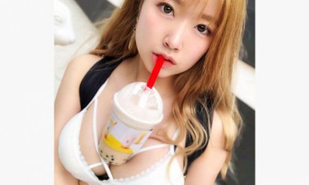 В Японии молодые девушки практикуются пить чай с груди
