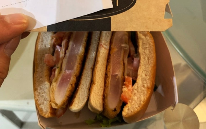 В австралийском McDonald's продали бургеры с сырой курицей