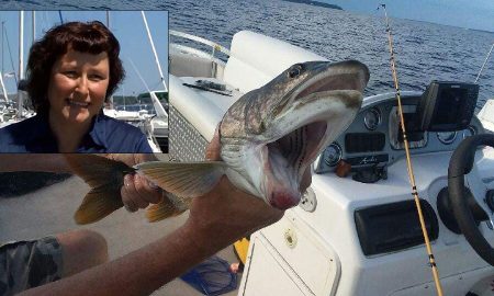 Любительница рыбалки поймала форель с двумя ртами