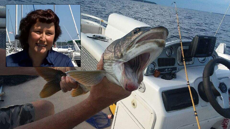 Любительница рыбалки поймала форель с двумя ртами