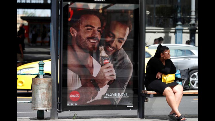 Реклама Coca-Cola с геями вызвала негодование у венгерских властей