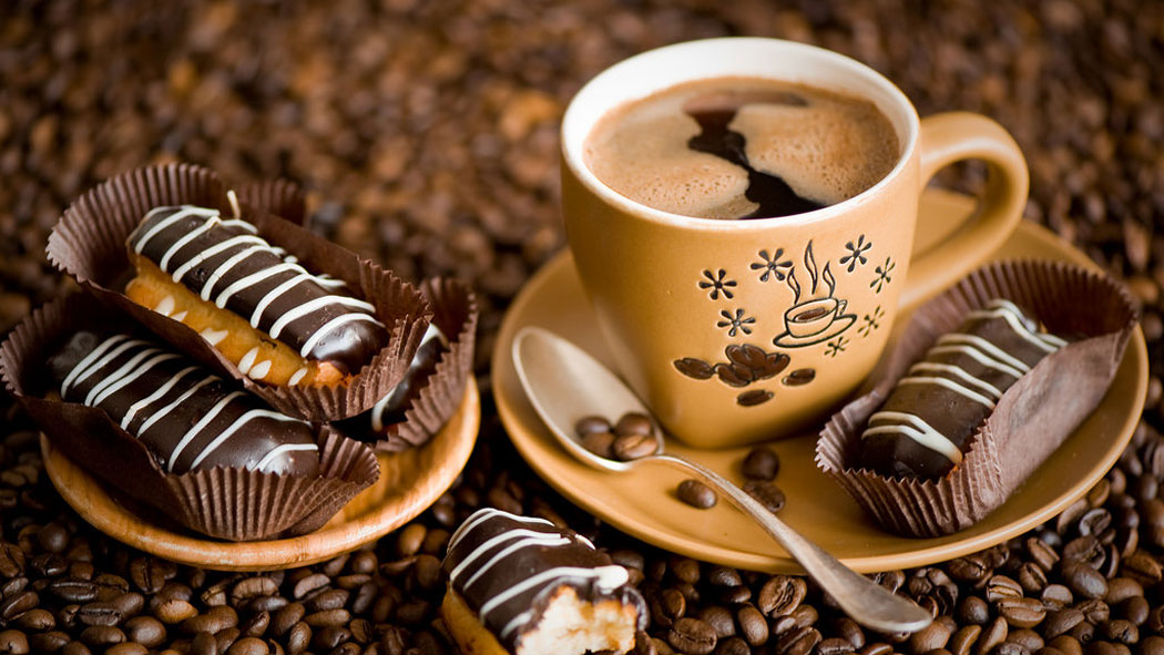 Чашка кофе с шоколадными конфетами
