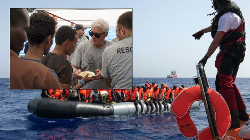 Ричард Гир на своей яхте привез продукты на дрейфующее судно с мигрантами