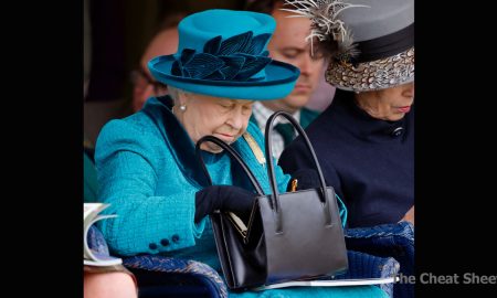 Елизавета II в своей сумочке носит кроссворды и мятные леденцы