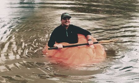 Фермер вырастил тыкву весом 400 кг и сделал из нее лодку