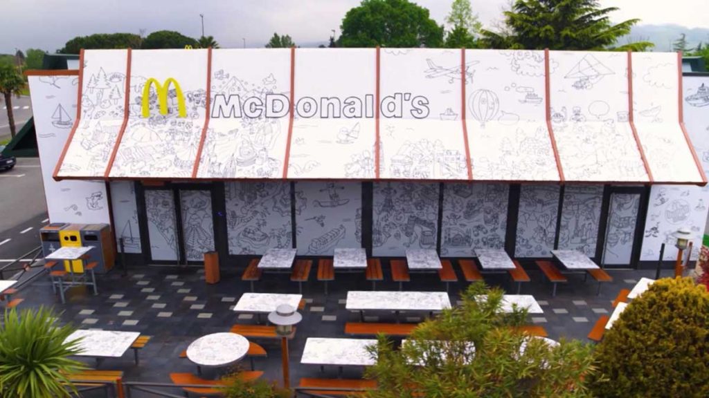 Ресторан McDonald’s превратили в гигантскую раскраску