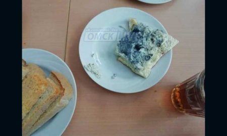 В омской школе учеников накормили синим омлетом