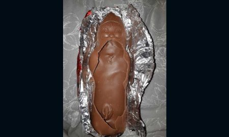 Британца шокировал шоколадный Санта с гениталиями