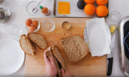Блогер попытался нарезать хлеб для сэндвича и потерпел неудачу