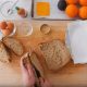 Блогер попытался нарезать хлеб для сэндвича и потерпел неудачу