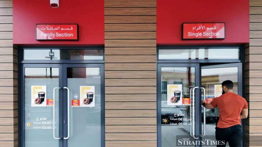 В ресторанах Саудовской Аравии отменили раздельные входы для мужчин и женщин