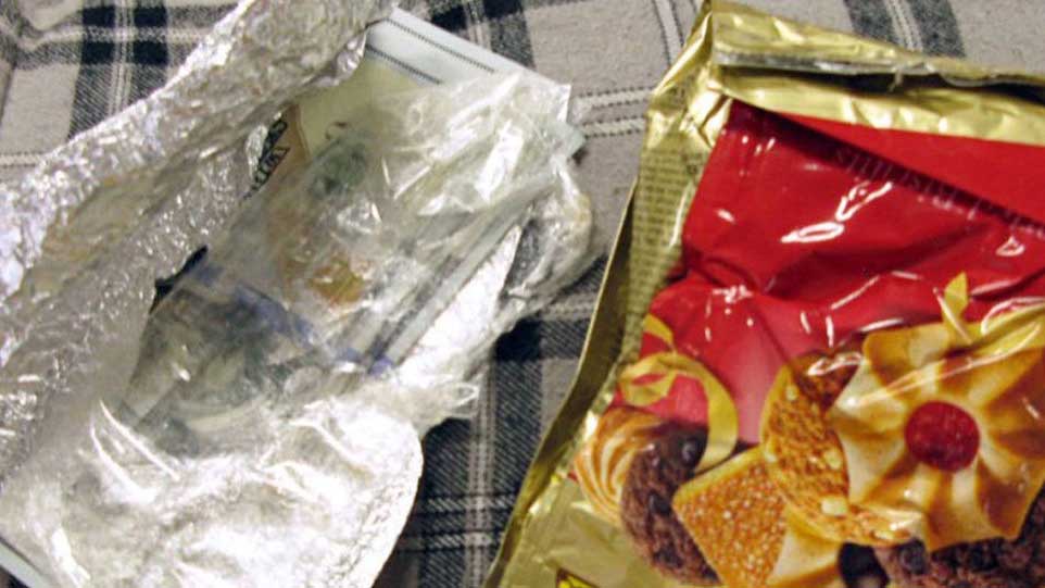 Белорусские таможенники нашли в посылке из США в коробке с печеньем $1,2 тыс