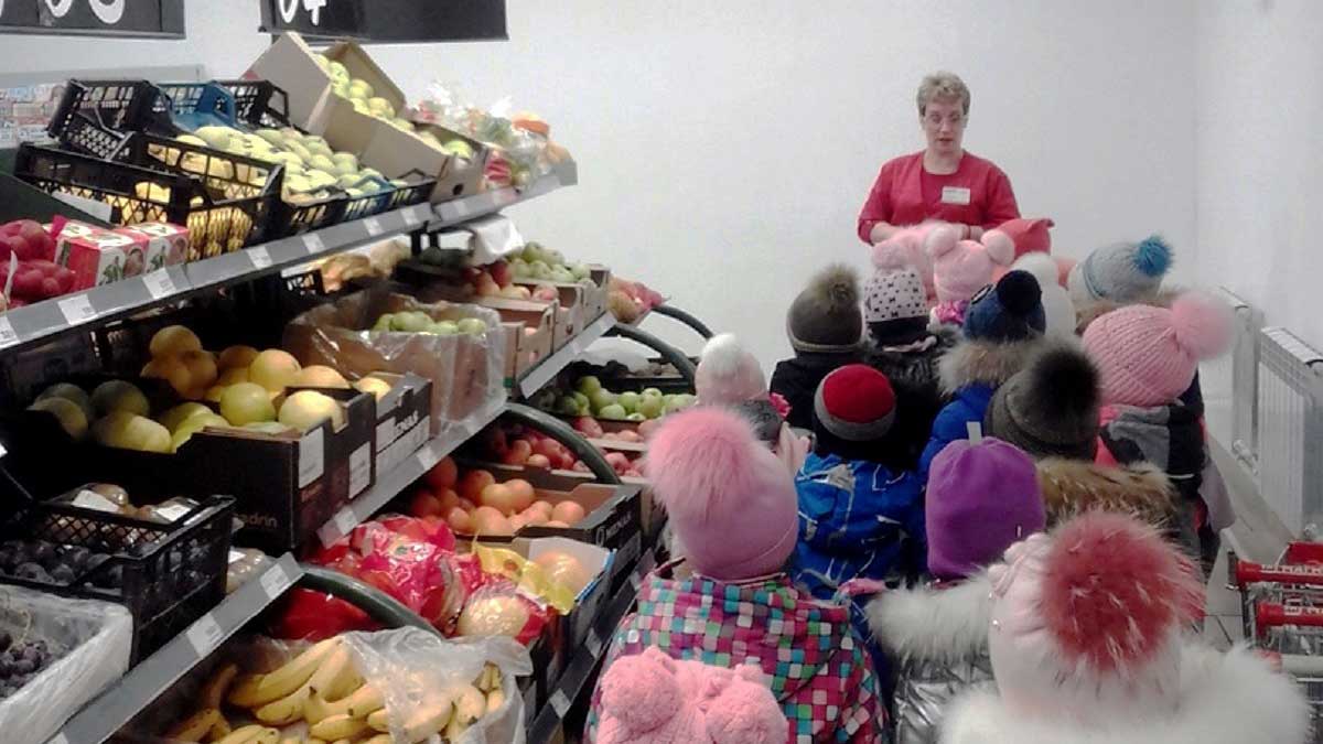 В городе Ржев детям устроили экскурсию по супермаркету и рассказали о профессии продавца