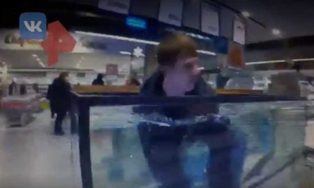 "Я карп!": россиянин нырнул в аквариум с рыбой в супермаркете