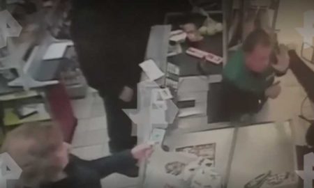 Камера сняла, как покупатель ударил ножом кассира "Пятерочки"