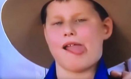 Мальчик съел двух мух в прямом эфире и удивил соцсети