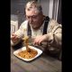 В Сети обсуждают "новый" способ поедания спагетти при помощи ножниц