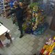 Продавщица прогнала вооруженного вора из магазина шваброй