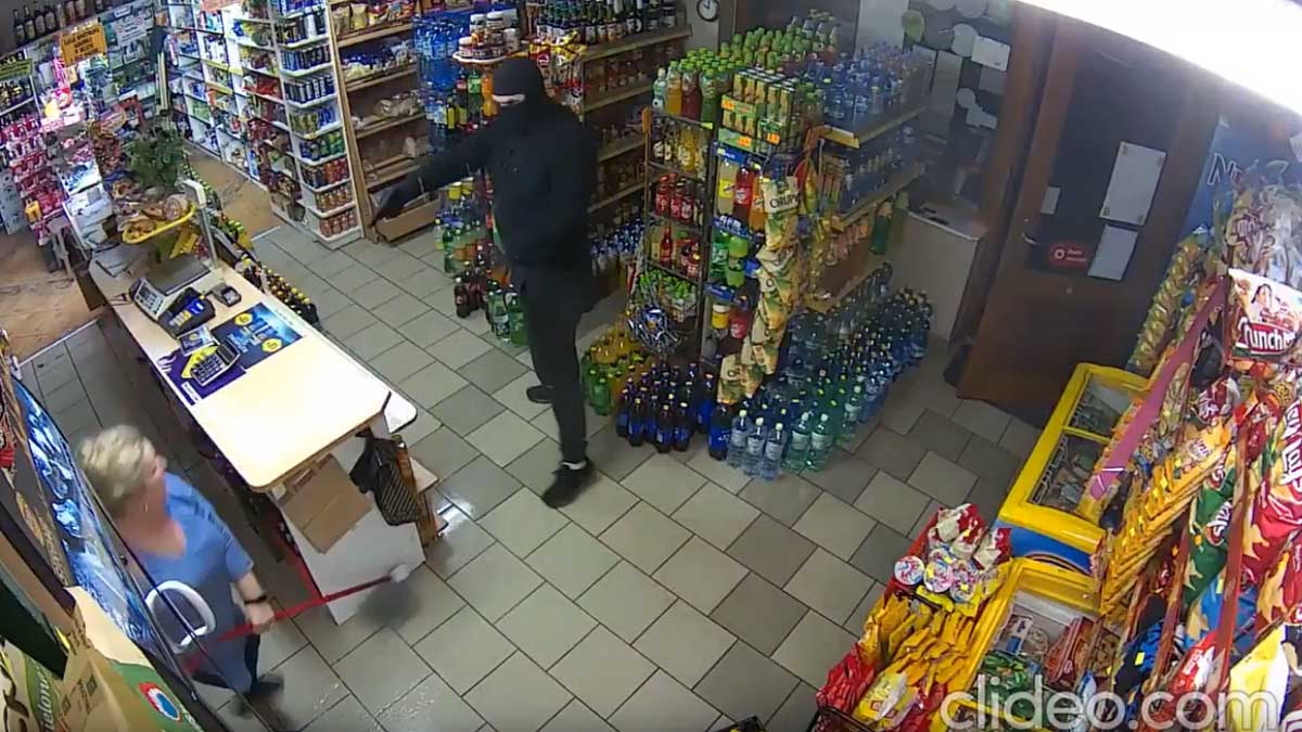 Продавщица прогнала вооруженного вора из магазина шваброй