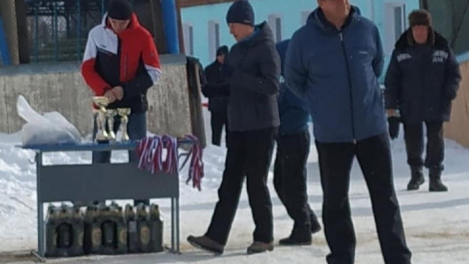Сибирских футболистов за победу в турнире наградили медалями и ... пивом
