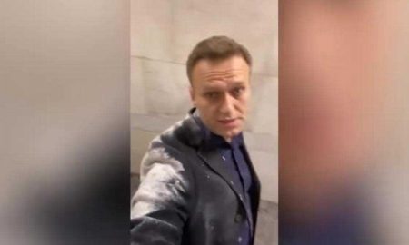 На Навального произошло нападение с мукой и "коронавирусным" молоком в Москве