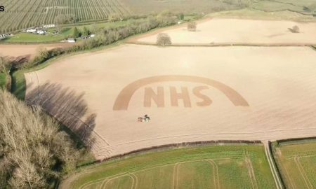 Британский фермер выразил благодарность медикам рисунком на своем поле