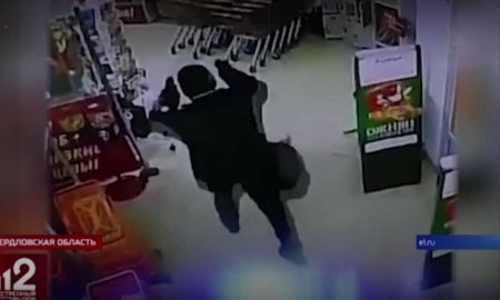 Мужчина в медицинской маске устроил взрыв банкомата в супермаркете
