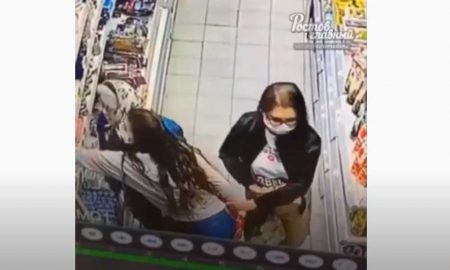 Две девушки-карманницы, ограбившие пенсионерку, попали на видео