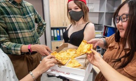 В Якутске стриптизерши подрабатывают доставкой пиццы клиентам