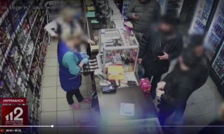 Видео: покупатель избил посетителя бутылкой в магазине