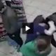 Видео: посетители магазина задержали агрессивного грабителя