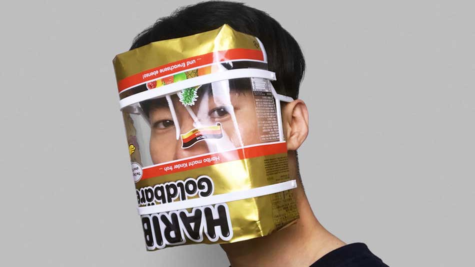 Covid-идея: защитные маски из коробок из-под макарон и мармеладок