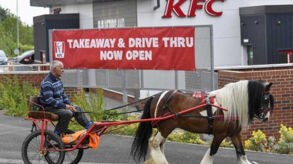Мужчину в тележке с лошадью не обслужили в KFC-авто