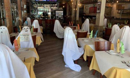 В американском ресторане "призраки" помогают посетителям соблюдать безопасную дистанцию