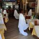 В американском ресторане "призраки" помогают посетителям соблюдать безопасную дистанцию