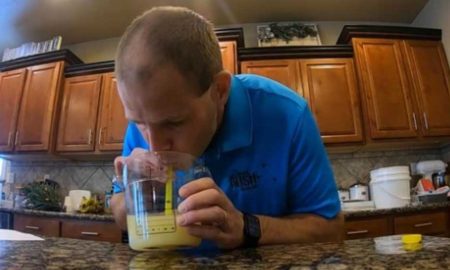 Американец выпил литр лимонного сока за 17 секунд и побил рекорд