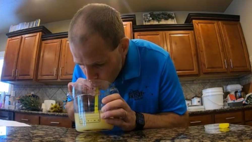 Американец выпил литр лимонного сока за 17 секунд и побил рекорд