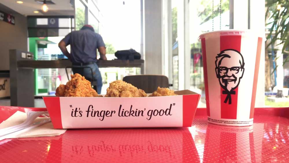 В KFC посчитали неуместным слоган «Пальчики оближешь» в период эпидемии