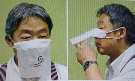Ресторан в Японии предлагает защитную маску для использования во время еды
