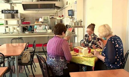 Бабушки проверят, как кормят алтайских школьников
