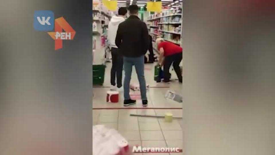 Мужчина с топором устроил погром в питерском гипермаркете