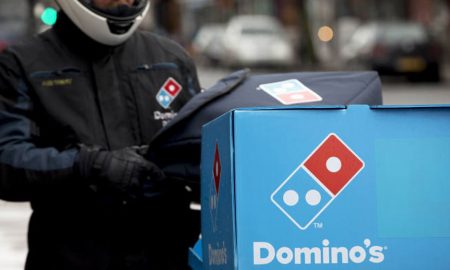 Сотрудник сети доставки Domino's Pizza в Великобритании