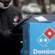 Сотрудник сети доставки Domino's Pizza в Великобритании