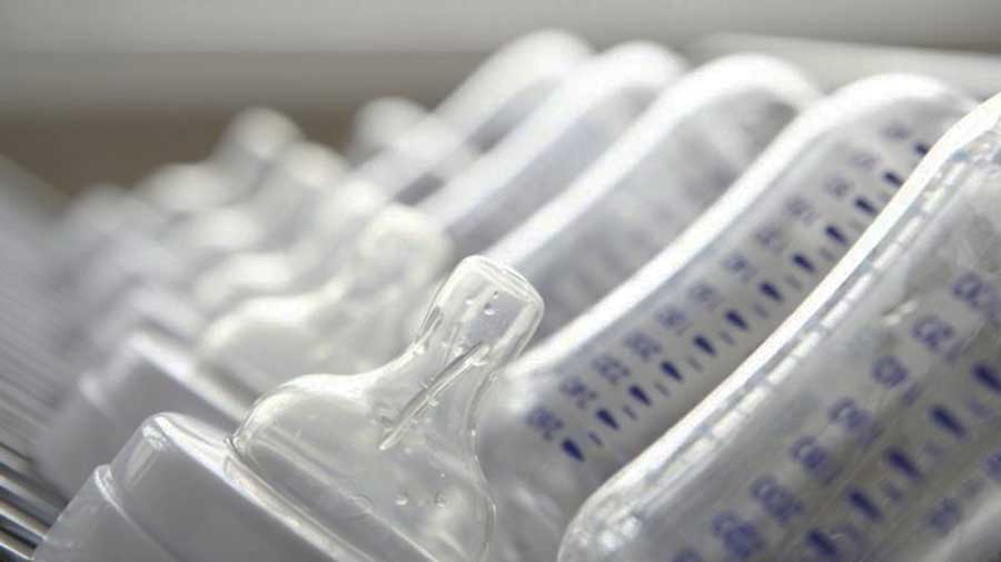 Ученые: в детском молоке из бутылочек содержатся миллионы микрочастиц пластика