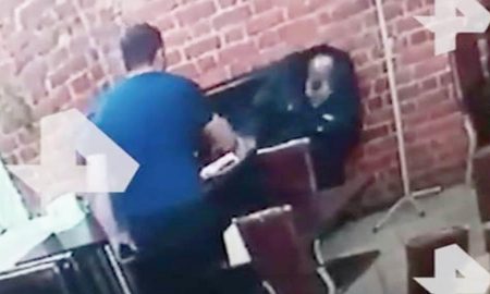 Смертельный кусок мяса: камеры сняли внезапную смерть мужчины в кафе